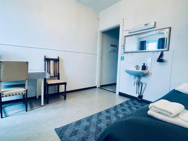 Senate Hotel : photo 1 de la chambre single room with city view - shared bathroom