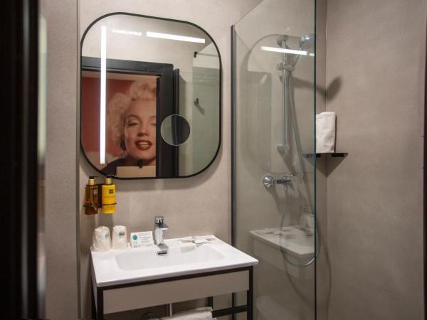 Casual del Cine Valencia : photo 10 de la chambre chambre lits jumeaux Économique intérieure