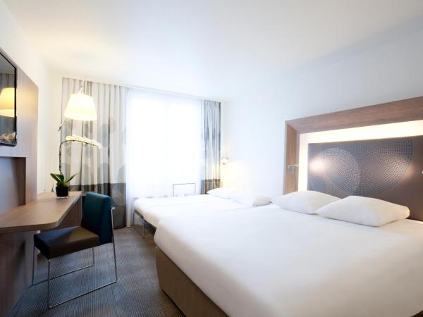 Novotel Château de Versailles : photo 2 de la chambre chambre supérieure avec lit queen-size et canapé-lits jumeaux