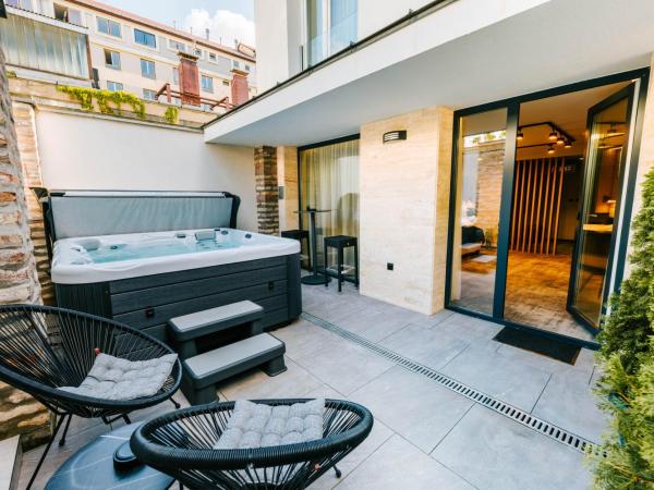 Hotel Auris : photo 9 de la chambre chambre lit king-size avec baignoire spa