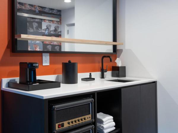 Aloft Orlando Lake Nona : photo 2 de la chambre one-bedroom queen suite with sofa bed and water view