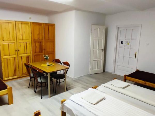 OKSZI Vendégház : photo 5 de la chambre chambre familiale avec salle de bains