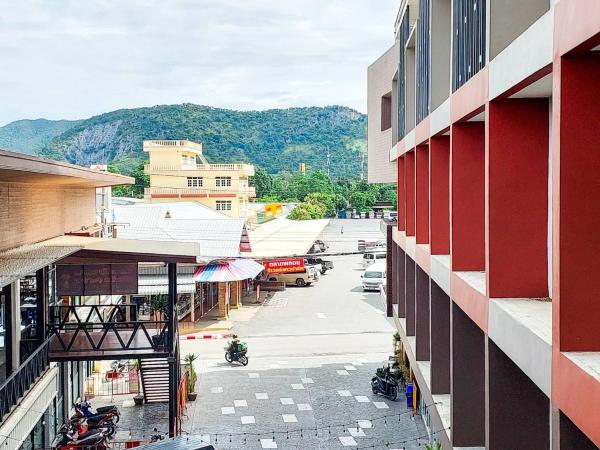 River Kwai View Hotel - SHA Extra Plus Certified : photo 2 de la chambre chambre triple - vue sur ville