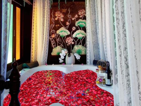 Singha Montra Lanna Boutique Style Hotel : photo 1 de la chambre honeymoon lanna suite with balcony (included sparkling wine 1 btl, rose petals, 1 time afternoon tea)