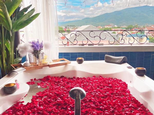 Singha Montra Lanna Boutique Style Hotel : photo 1 de la chambre honeymoon sky roof suite with balcony (included sparkling wine 1 btl, rose petals, 1 time afternoon tea)