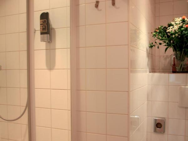 Hotel 55 - City Centre : photo 3 de la chambre chambre triple confort avec douche