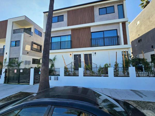 Hollywood Homes minutes to everything SPACIOUS AND FREE PARKING : photo 1 de la chambre five bedroom townhouse at mariposa