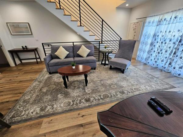 Hollywood Homes minutes to everything SPACIOUS AND FREE PARKING : photo 4 de la chambre five bedroom townhouse at mariposa