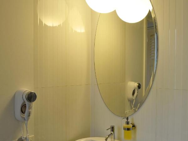 Baltica Residence : photo 4 de la chambre chambre simple avec salle de bains privative