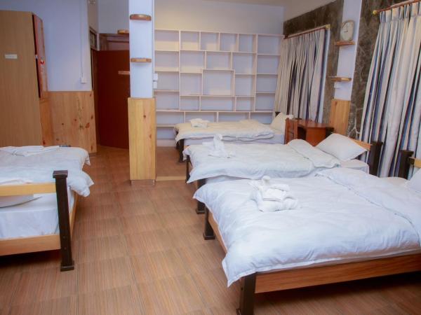 Roamers Inn - Hostel : photo 2 de la chambre chambre quadruple classique