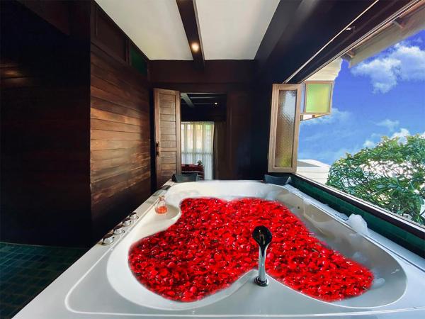 Singha Montra Lanna Boutique Style Hotel : photo 1 de la chambre honeymoon nakara suite with balcony (included sparkling wine 1 btl, rose petals, 1 time afternoon tea)