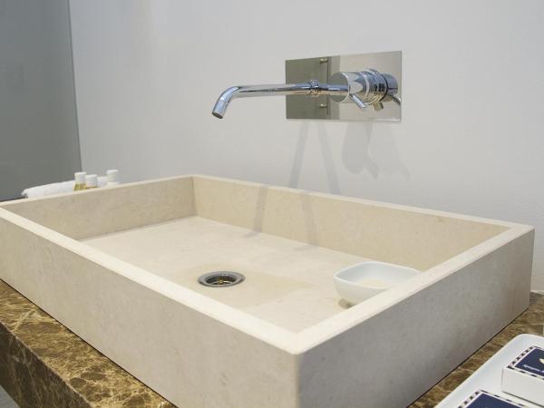 Piazza Castello Suite : photo 9 de la chambre chambre simple avec salle de bains extérieure privative