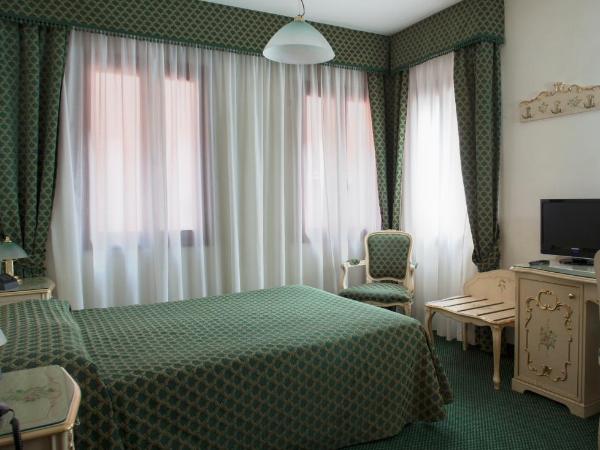 Hotel Commercio & Pellegrino : photo 4 de la chambre chambre double ou lits jumeaux