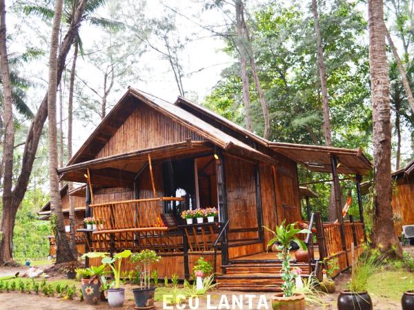 Eco Lanta Hideaway Beach Resort : photo 4 de la chambre bungalow avec vue partielle sur la mer