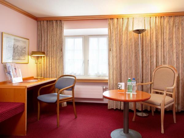 Thermal Hotels & Walliser Alpentherme Leukerbad : photo 9 de la chambre chambre double maison blanche