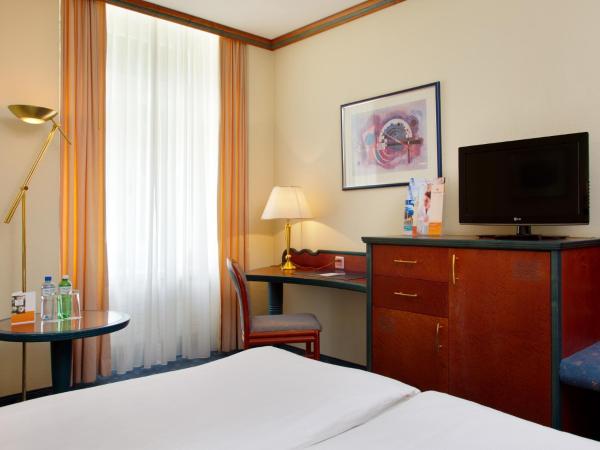 Thermal Hotels & Walliser Alpentherme Leukerbad : photo 4 de la chambre chambre double deluxe grand bain