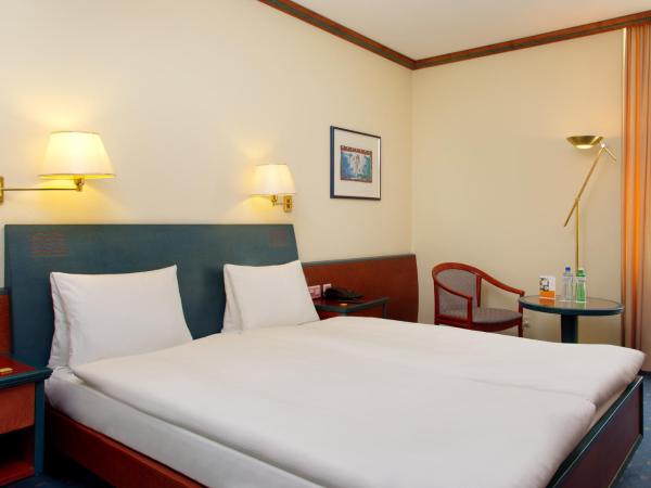 Thermal Hotels & Walliser Alpentherme Leukerbad : photo 2 de la chambre suite lit king-size grand bain