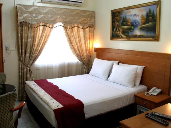 Al Ahrar Hotel : photo 2 de la chambre chambre lit king-size