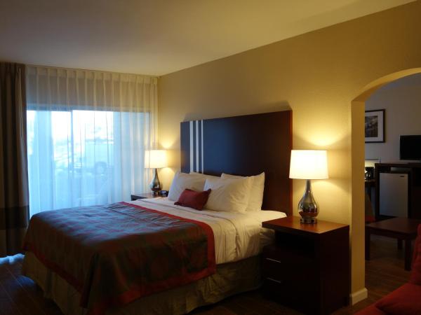 Ramada by Wyndham Sacramento : photo 2 de la chambre suite lit king-size deluxe - non-fumeurs