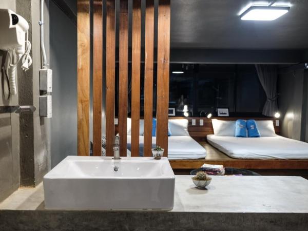 In a Box Hostel : photo 6 de la chambre chambre quadruple avec salle de bains privative