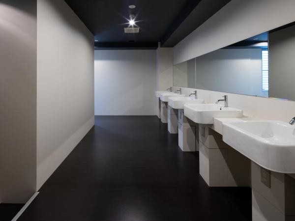 Santiago Guesthouse Hiroshima : photo 4 de la chambre chambre double avec lits superposés et salle de bains commune