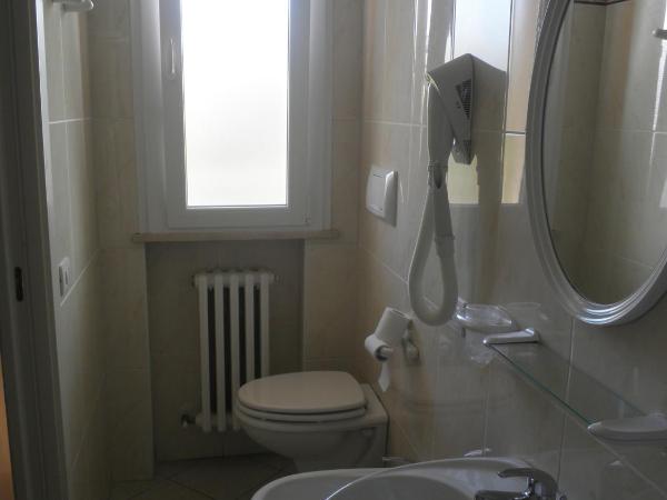 Hotel Prestige : photo 8 de la chambre chambre double avec balcon - vue sur jardin