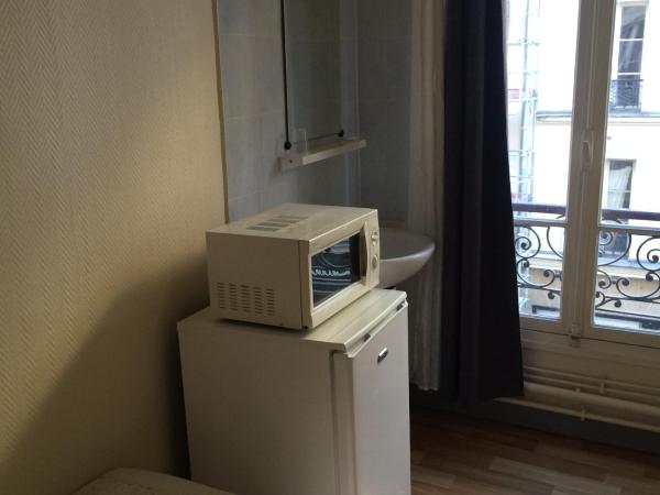 Au Royal Mad : photo 3 de la chambre chambre simple avec salle de bains commune