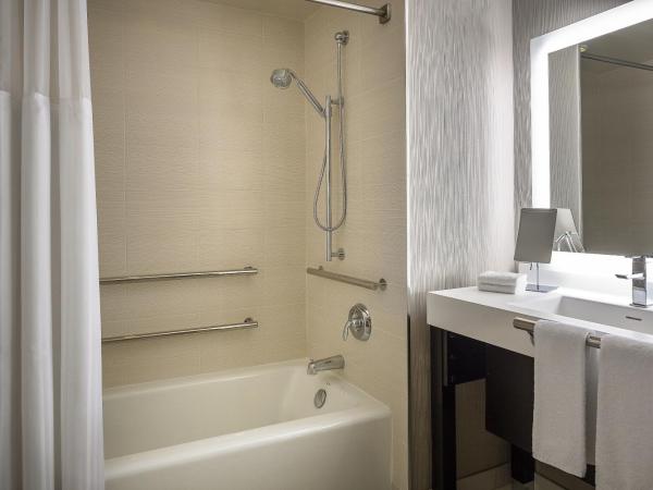 Manchester Grand Hyatt San Diego : photo 7 de la chambre chambre double avec 2 lits doubles et baignoire adaptée aux personnes à mobilité réduite