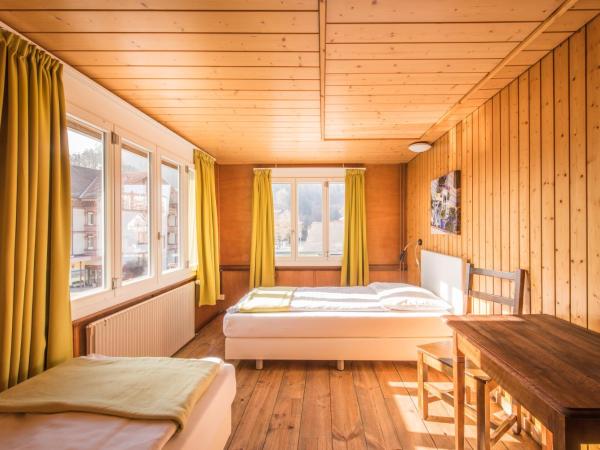 Hotel Tell and Apartments : photo 4 de la chambre chambre quadruple