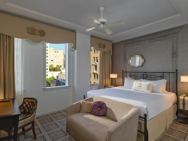 The Driskill, in The Unbound Collection by Hyatt : photo 4 de la chambre chambre lit queen-size - vue sur ville