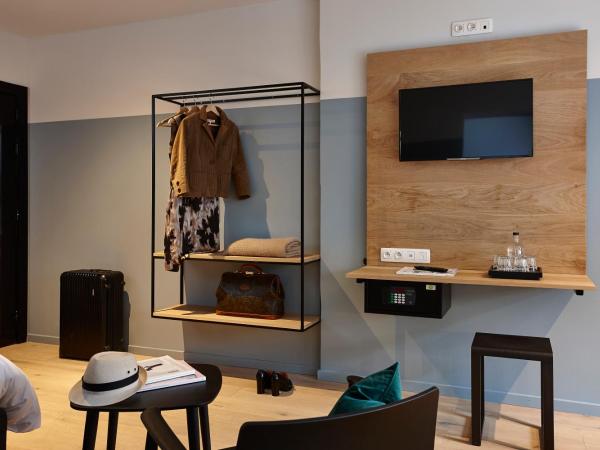 Hotel Monsieur Ernest : photo 8 de la chambre chambre familiale standard