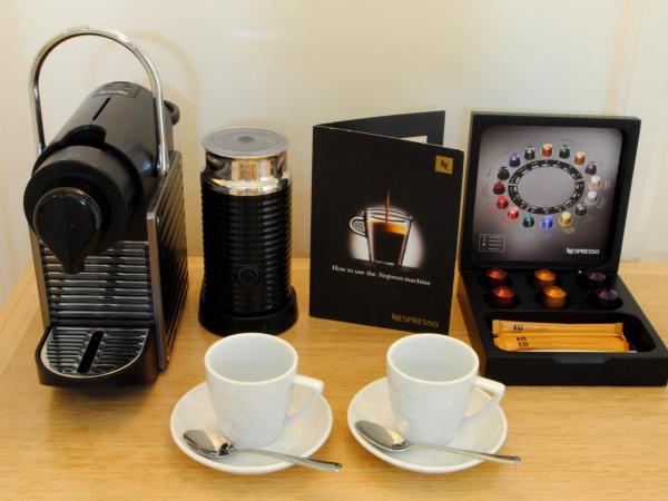 Pullman Reef Hotel Casino : photo 7 de la chambre suite junior lits jumeaux avec 2 lits doubles, parking autonome gratuit et 1 bon pour une boisson - vue sur ville