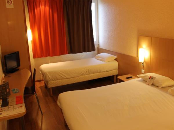 ibis Dijon Sud : photo 6 de la chambre chambre standard avec 1 lit double et 1 lit simple