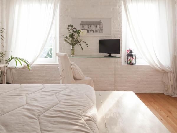 Bed & Breakfast Canova : photo 5 de la chambre chambre lit king-size - vue sur jardin