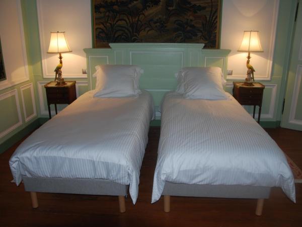 Château Hôtel de Warenghien : photo 8 de la chambre chambre double ou lits jumeaux de la baronne - 1