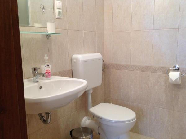 Attila Apartmanház : photo 5 de la chambre grande chambre double