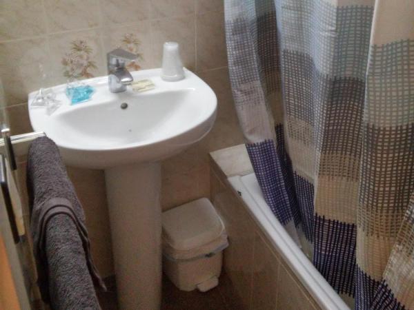 Hostal Lesseps : photo 10 de la chambre chambre triple