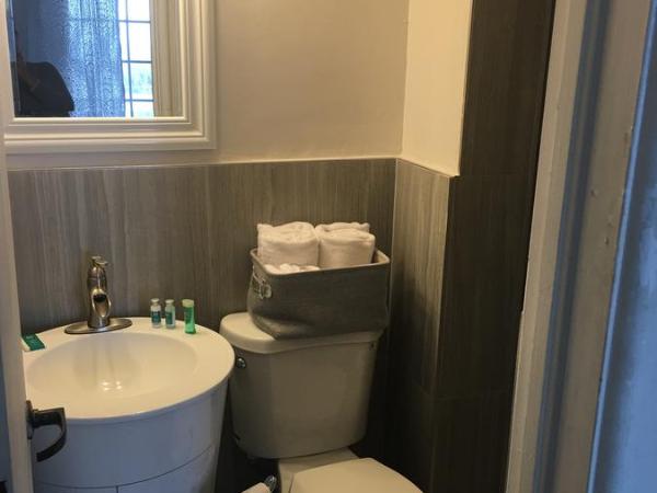 Courtyard Villa Hotel : photo 4 de la chambre chambre lit queen-size