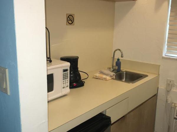 Courtyard Villa Hotel : photo 4 de la chambre chambre lit queen-size avec balcon