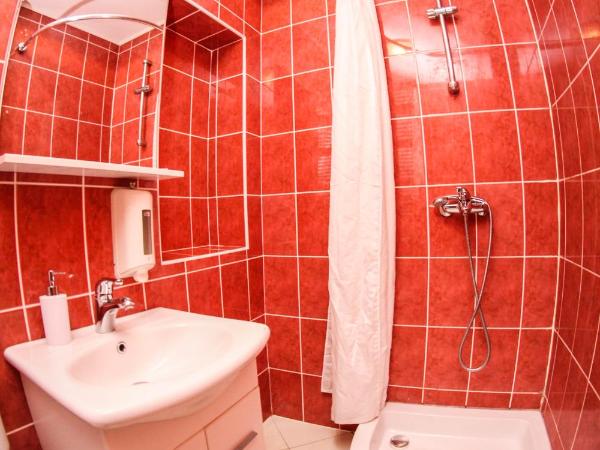 Rooms Eliza : photo 5 de la chambre chambre quadruple avec salle de bains privative séparée