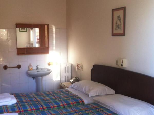 Hotel Gambara : photo 9 de la chambre chambre double ou lits jumeaux Économique avec salle de bains commune