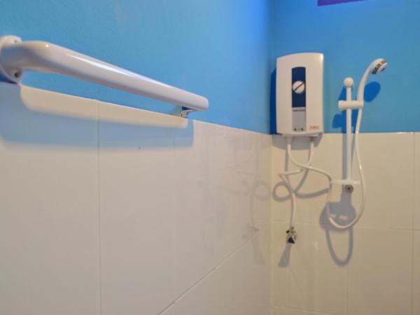 Lanta Baan Nok Resort : photo 5 de la chambre chambre lit king-size - vue sur jardin