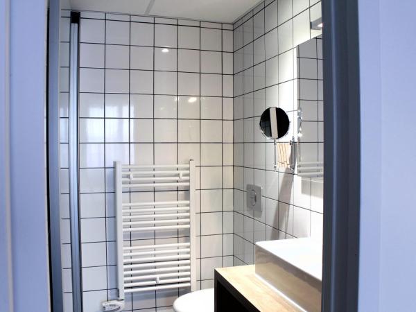 Hôtel Le Collonges TV connecté wifi Netflix : photo 5 de la chambre chambre double