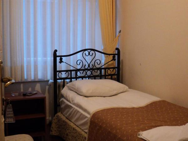 Yavuz Hotel : photo 2 de la chambre chambre triple avec salle de bains commune