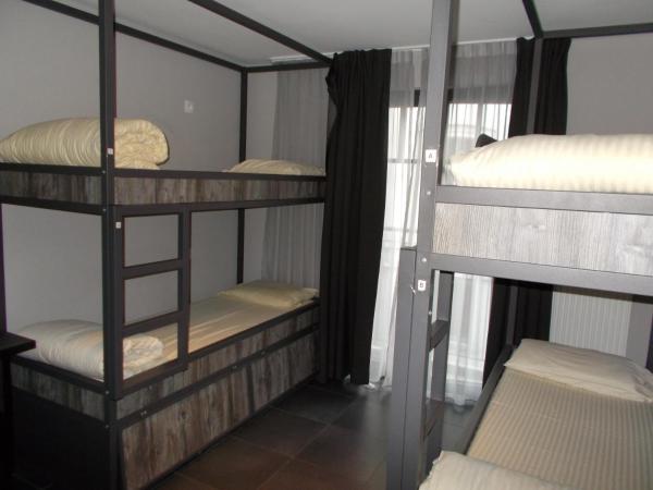 Brxxl 5 City Centre Hostel : photo 1 de la chambre chambre à 4 lits avec salle de bains privative