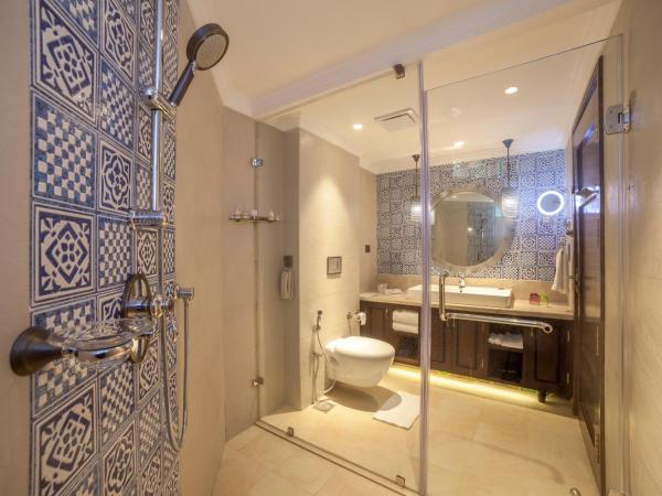 Fragrant Nature Kochi - A Five star Classified Hotel : photo 4 de la chambre duke's chamber double room with 10% discount on spa