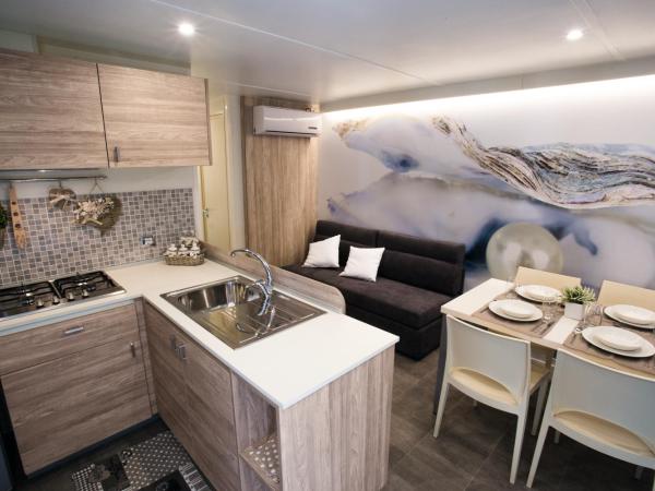 Mobile Homes - FKK Nudist Camping Solaris : photo 9 de la chambre mobile home premium 2 chambres avec terrasse