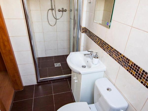 Royal House : photo 8 de la chambre chambre triple avec salle de bains