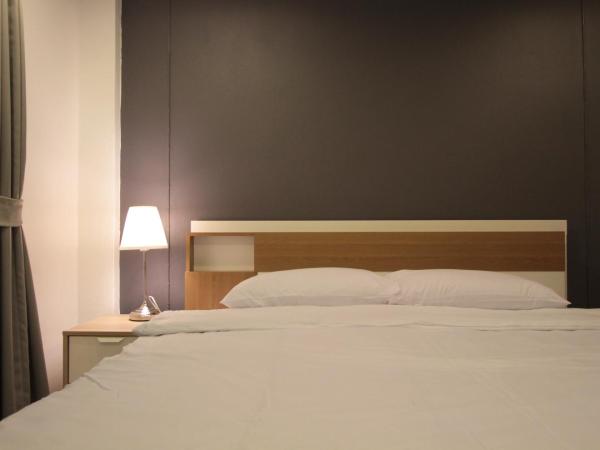 Napaville Huai Khwang : photo 3 de la chambre chambre lit king-size avec balcon