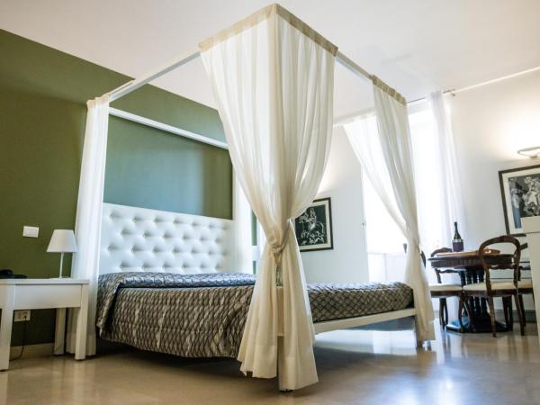 Albergo Del Sedile : photo 7 de la chambre suite lit queen-size avec baignoire spa